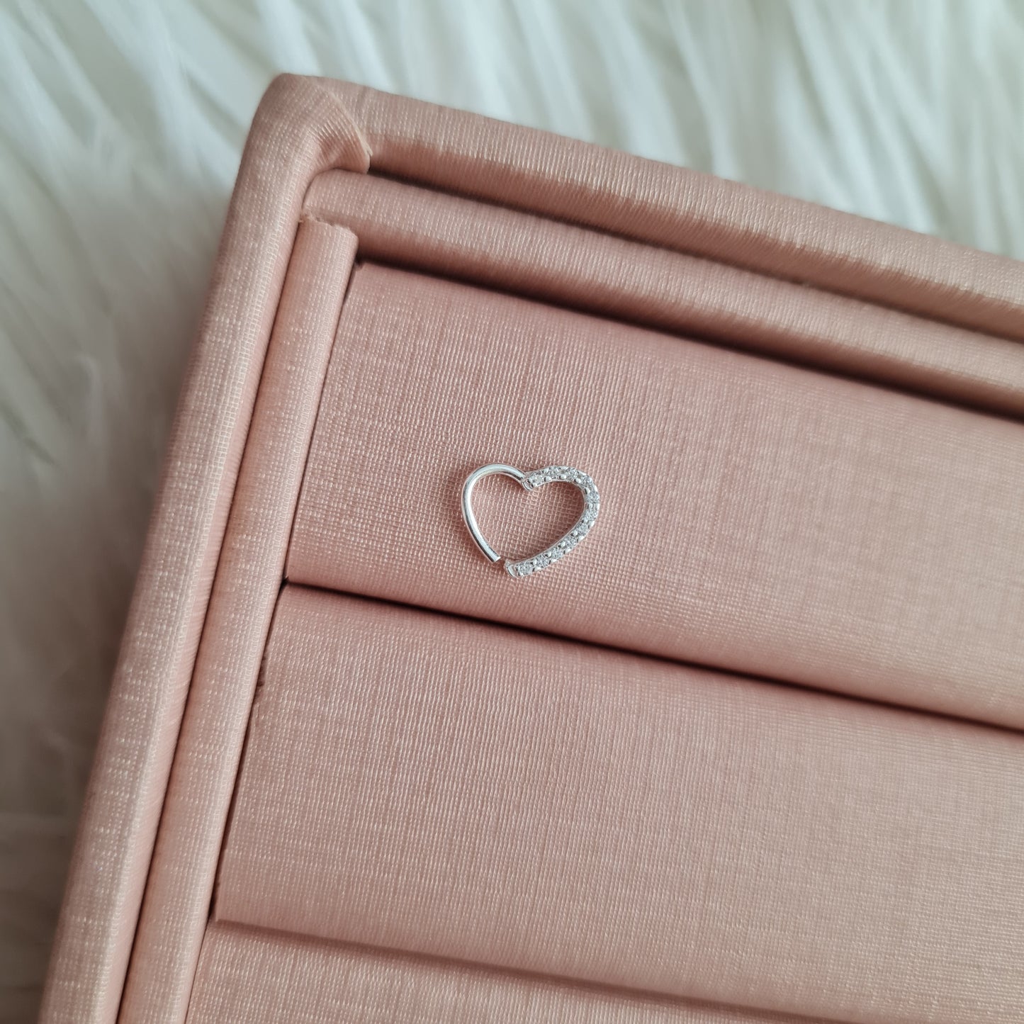 Brinco - piercing coração branco aberto embaixo