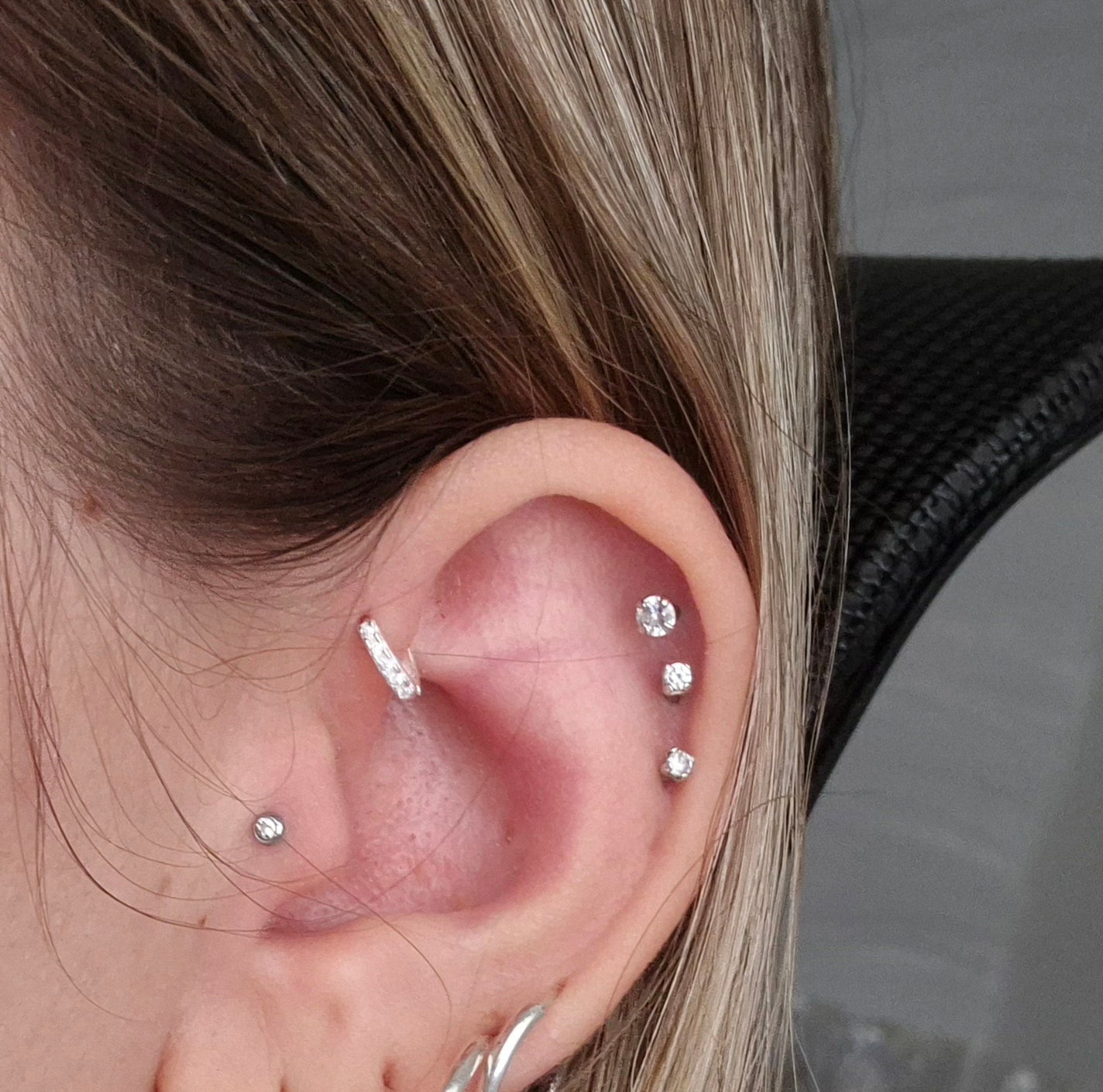 Brinco - argola 0,8mm única (trágus/ anti hélix)